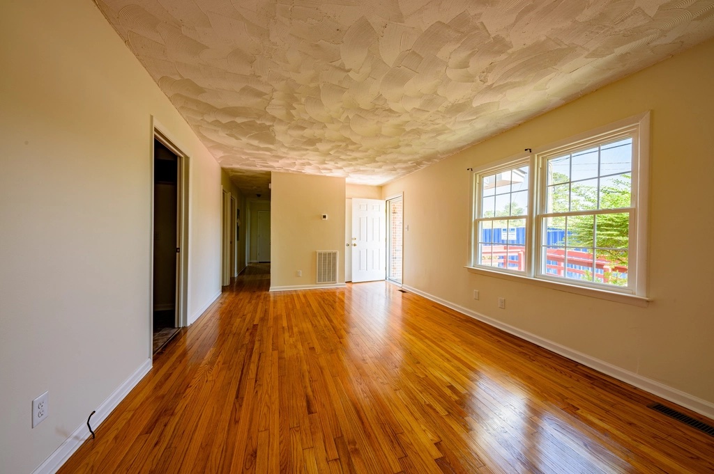 Ambiente con piso de madera y ventanas