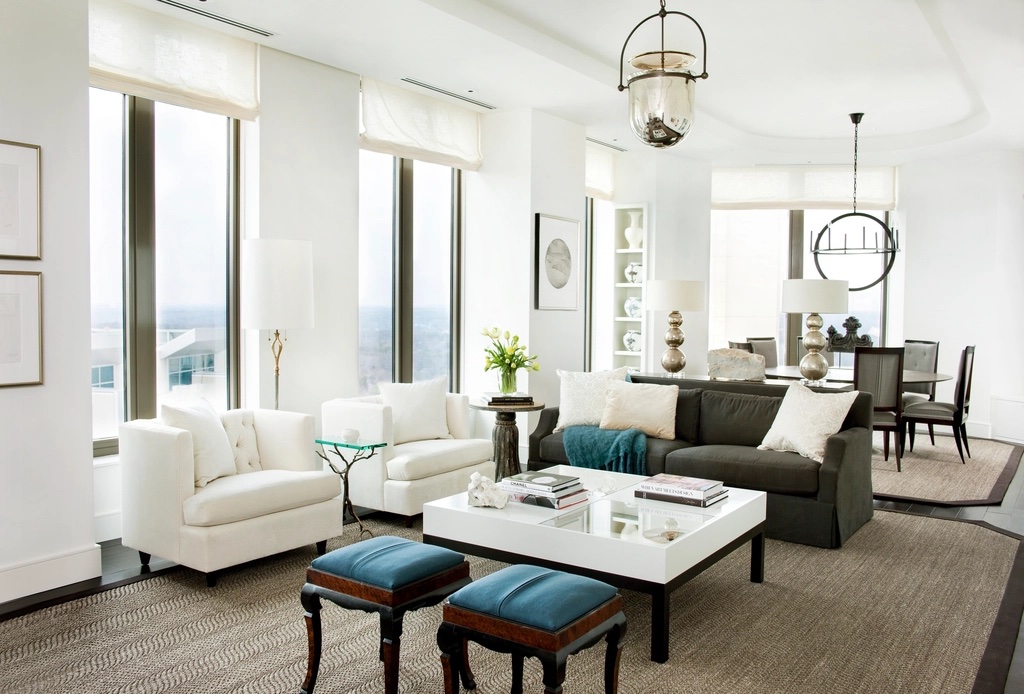 Living blanco con sillones y mesa ratona